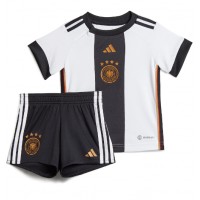 Billiga Tyskland Barnkläder Hemma fotbollskläder till baby VM 2022 Kortärmad (+ Korta byxor)